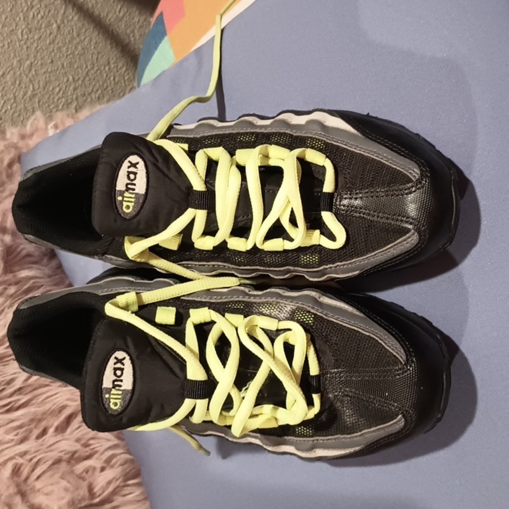 Black and yellow nike airmax